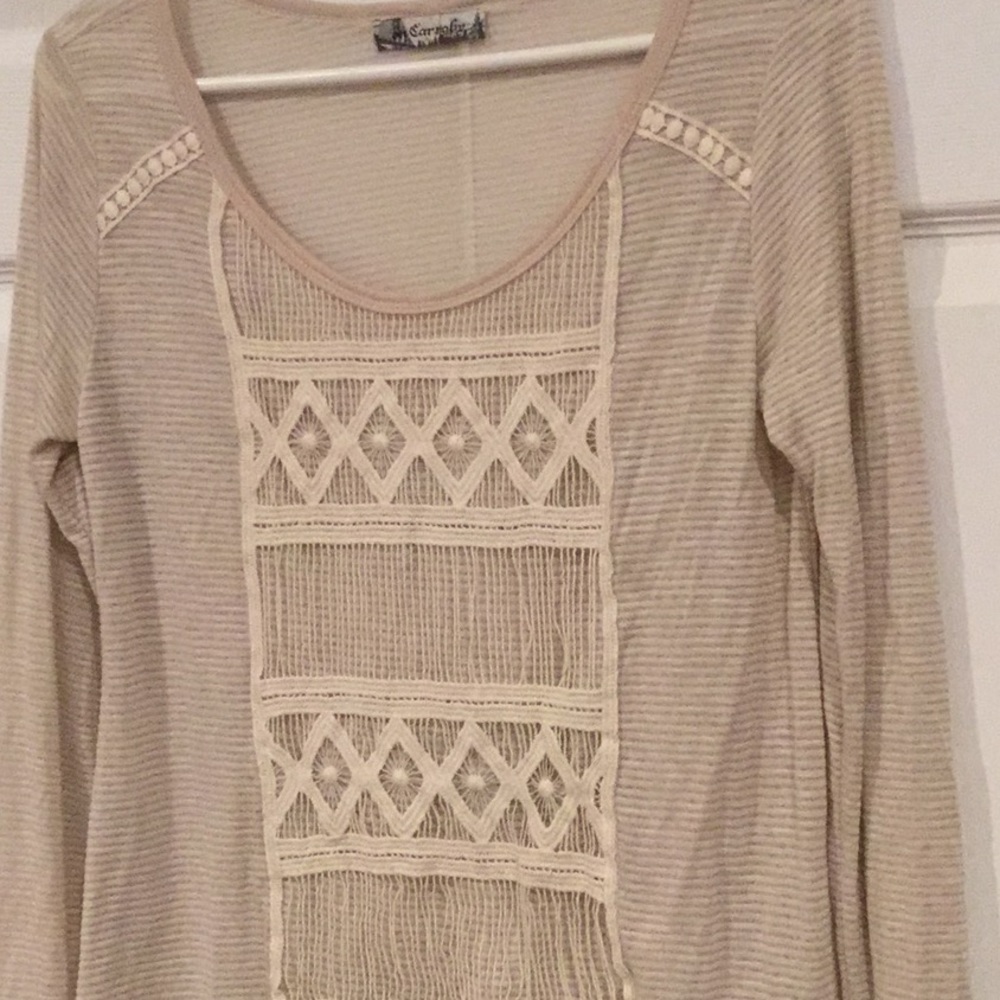 Long sleeve light weight cream color top.❤️🌺
